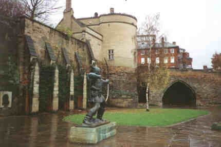 Esttua de Robin Hood em frente ao castelo de Nottingham
